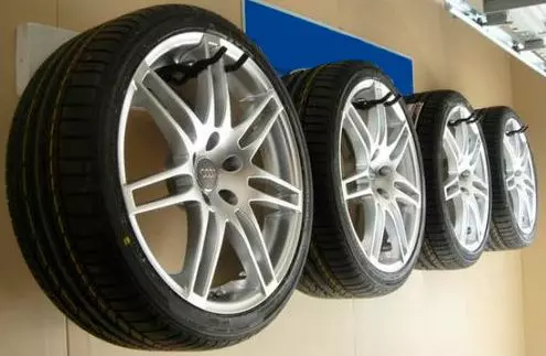 хранение колес в гараже на стене на кронштейнах